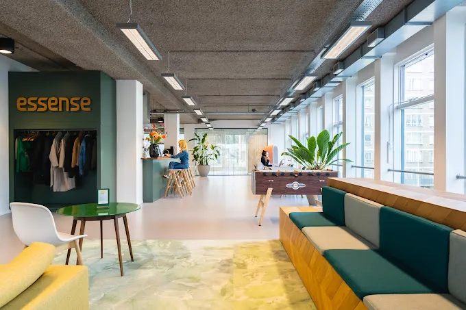 Interieur van een modern kantoor met heldere verlichting en comfortabele zitplekken.