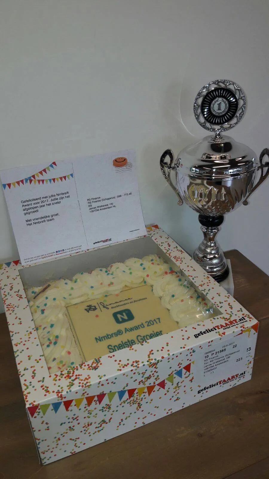 Een cadeau van Nmbrs: een kaart, slagroomtaart en een grote zilveren kampioensbeker