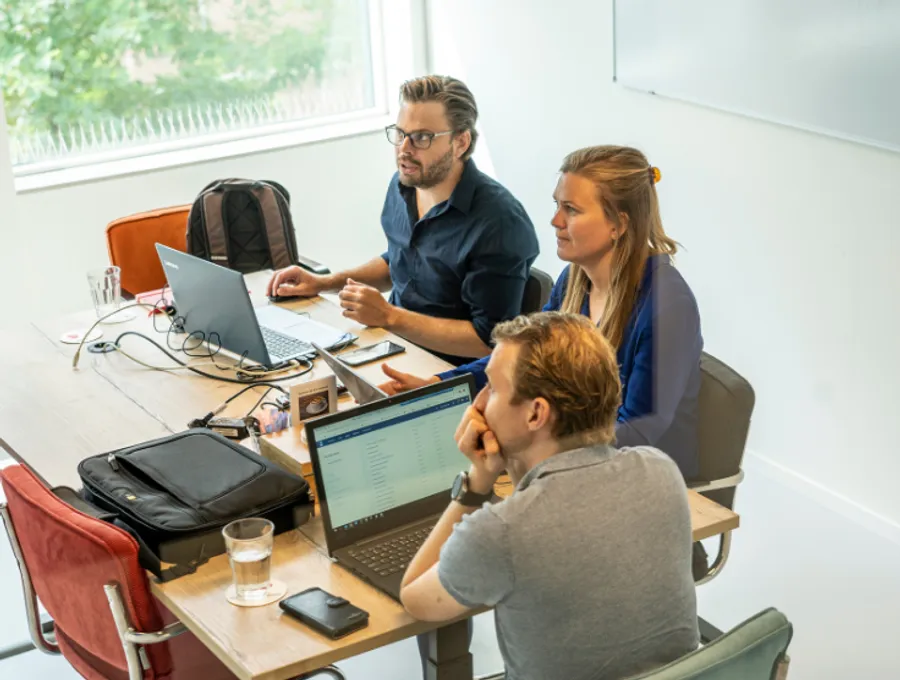 RS-Finance-werken-bij-RS-3 Medewerkers van RS Finance in overleg in vergaderzaal.