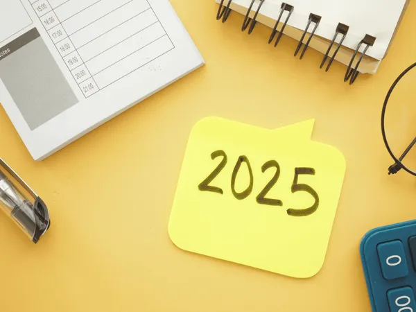 Kleurrijke bureau-indeling met de focus op plannen voor 2025