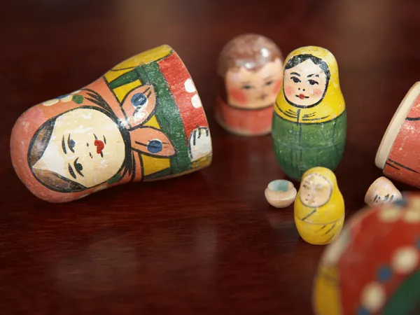 Enkele houten matroesjka poppetjes liggen op tafel