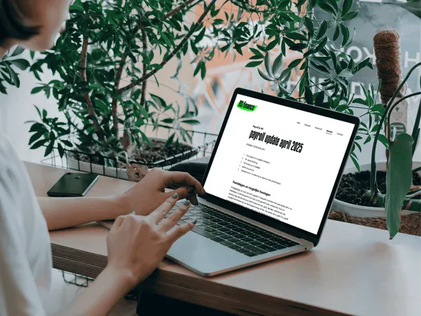 Persoon bekijkt blog van RS Finance op laptop