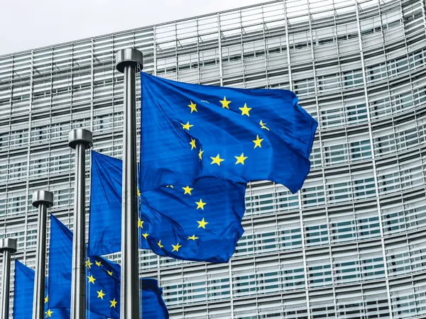 RS-blog-transfer-pricing-en-btw Brussel - Vlaggen van de Europese Unie wapperen in de wind