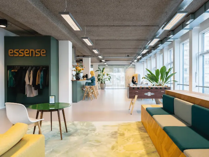 Interieur van een modern kantoor met heldere verlichting en comfortabele zitplekken.