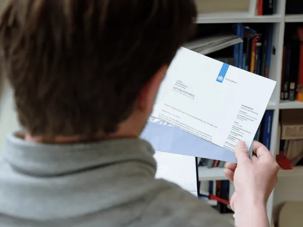 Man kijkt naar aangiftebrief van de Belastingdienst
