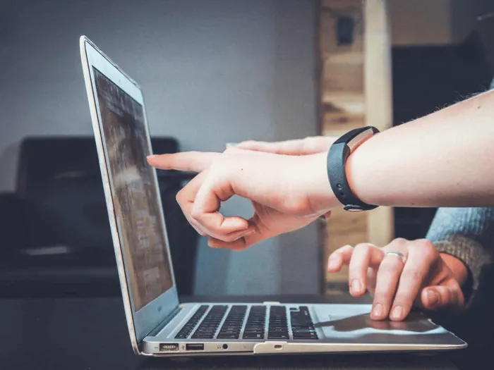 RS-blog-snel-inzicht-in-de-voortgang-van-je-exact-projecten-met-power-bi Een hand wijst op het scherm van een laptop