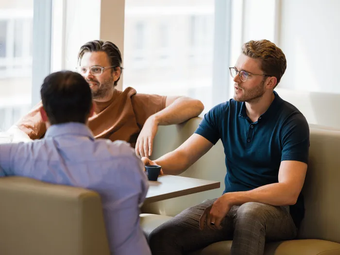 Collega's van RS Finance in gesprek aan tafel